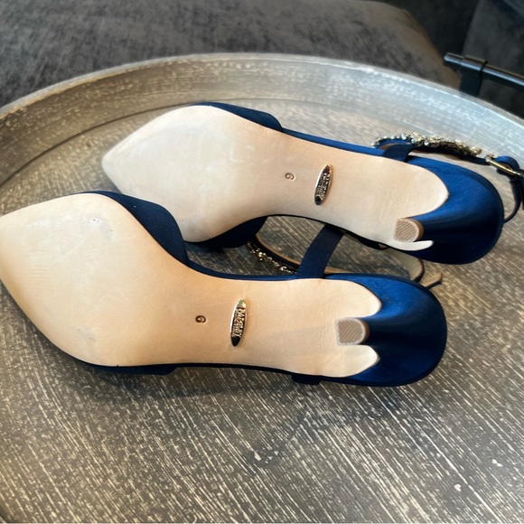 Badgley Mischka Esmeralda
Embellished Pointed Toe Royal Blue Silk pump h… - Picture 10 of 12